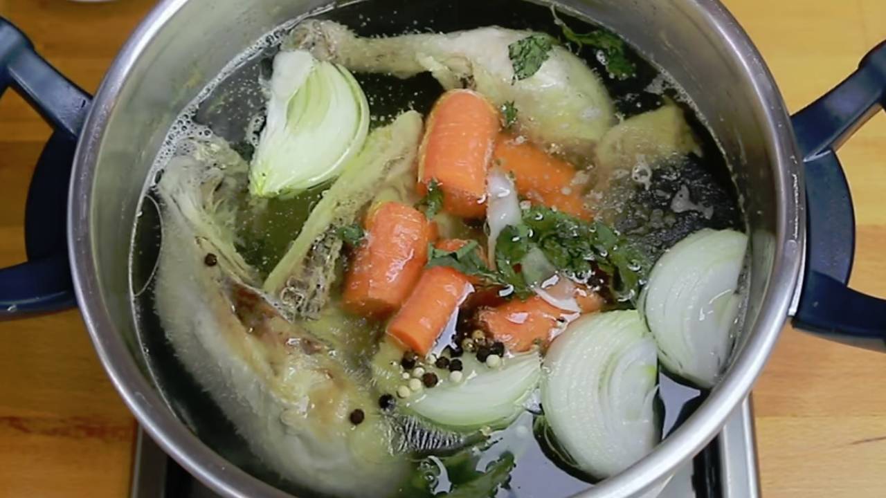 Evde tavuk suyu nasıl hazırlanır? Tavuk bulyon nasıl yapılır?