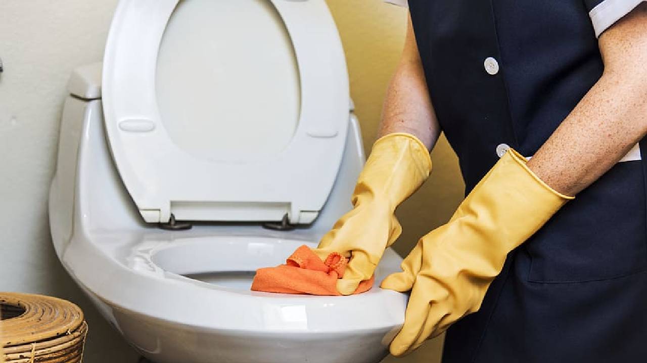 Klozeti en iyi ne temizler? Sararan klozet nasıl temizlenir?