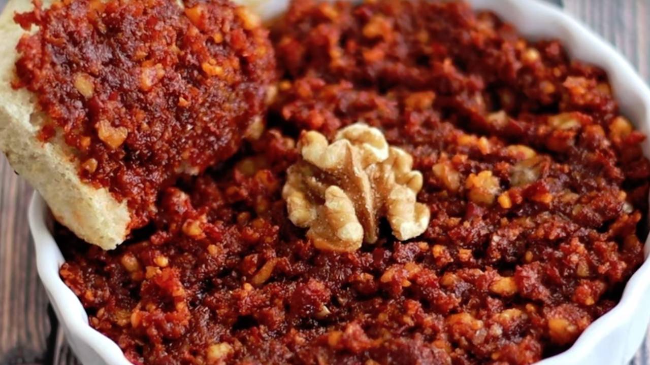 Lezzetli Meze Arayanlara: 2 Farklı Etimekli Muhammara Tarifi