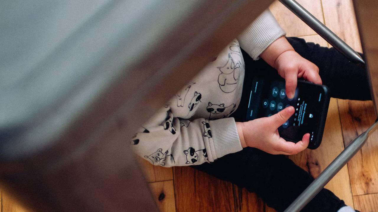 Ekran süresi çocuğunuzun gelişimini nasıl etkiler?