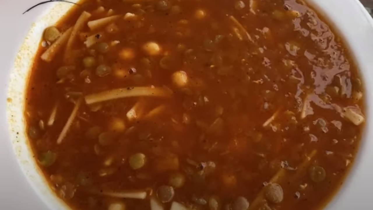 En lezzetli erişteli yeşil mercimek çorbası nasıl yapılır?