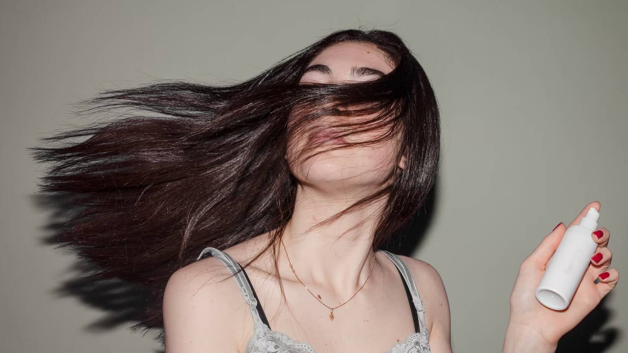 Saç spreyi saç döker mi? Saç spreyi kullanırken nelere dikkat etmek gerekir?