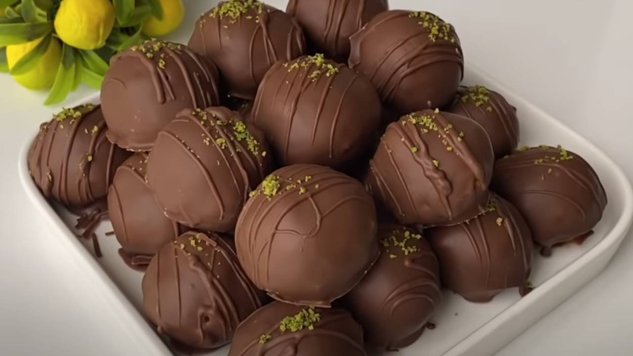 Artan kabak tatlısından yaptığınızı kimse anlamıyor! İşte 3 malzemeli çikolatalı balkabaklı mozaik topları