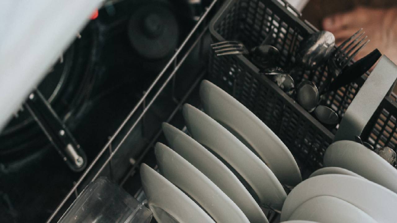 Bu iki malzeme ile bulaşık makinesindeki kökü kokuları yok edin!