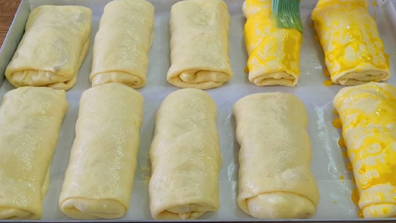 Akşamdan hazırlayıp sabah pişirebilirsiniz! Pizza tadında enfes bir poğaça tarifi