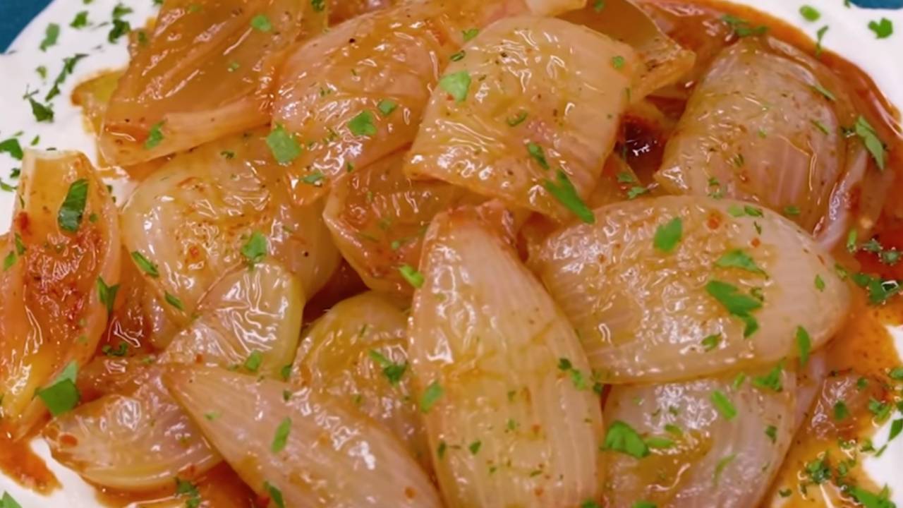 Lokanta usulü yoğurtlu soğan mezesi nasıl yapılır?