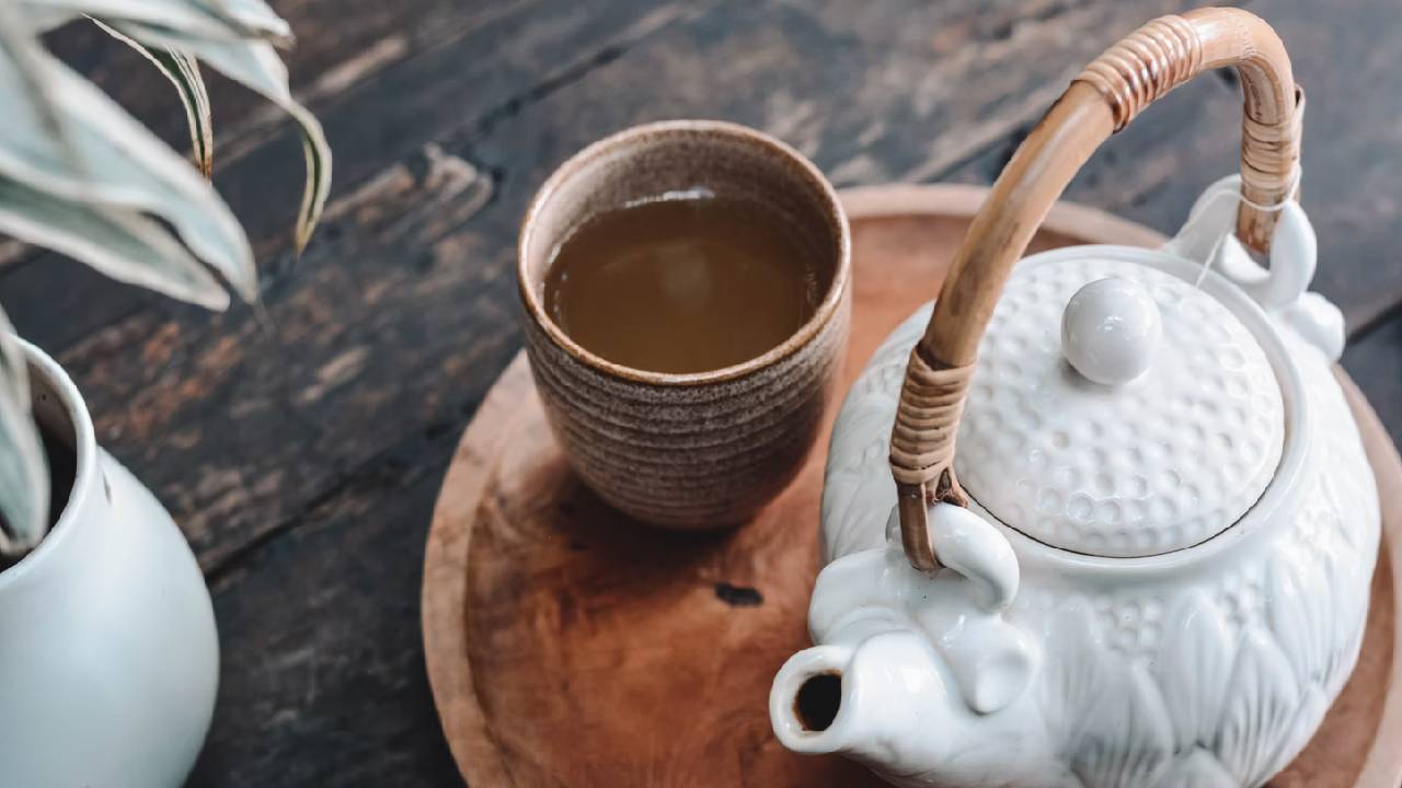 Adet ağrısına hangi bitki çayı iyi gelir? Adet ağrısını ne geçirir?