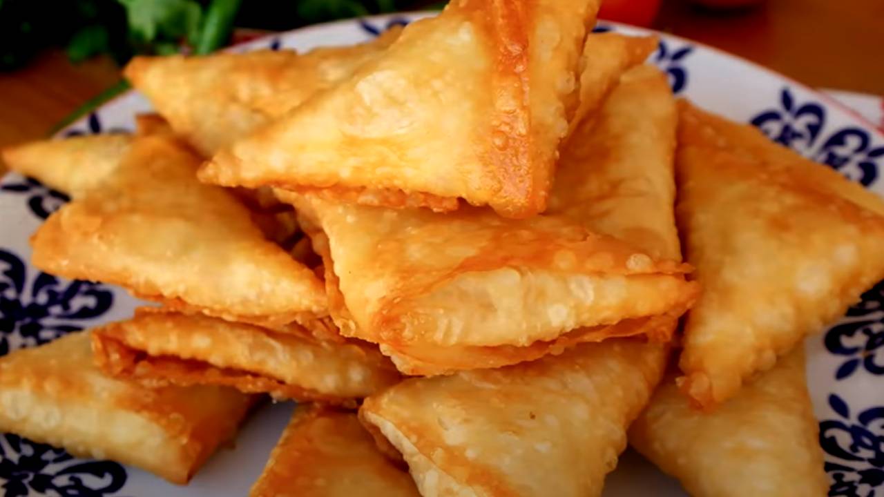 Hazır yufkadan tavada çıtır çıtır kıymalı muska böreği tarifi ve yapılışı