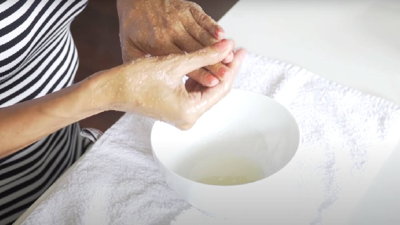 Çağla Şıkel’den ellerinizi pamuk gibi yapacak peeling tarifi