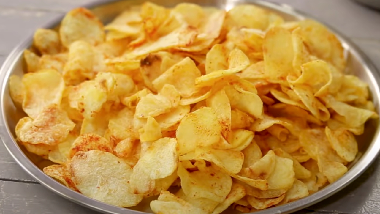 Hazır gibi oluyor, yiyen sırrını soruyor! İşte çıtır çıtır ev yapımı baharatlı patates cipsi tarifi