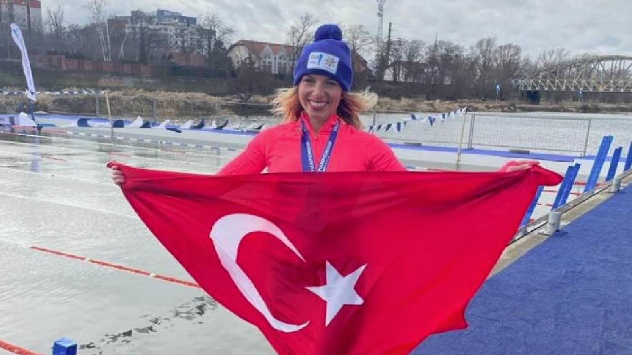 Milli sporcu Deniz Kayadelen buz gibi suda yüzerek dünya şampiyonu oldu!
