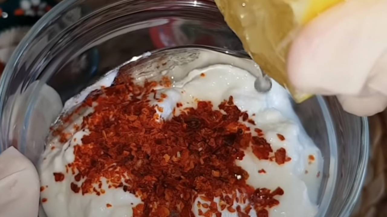 Yatmadan önce yoğurda pul biber ve limon dök ye, o dertten kurtul!
