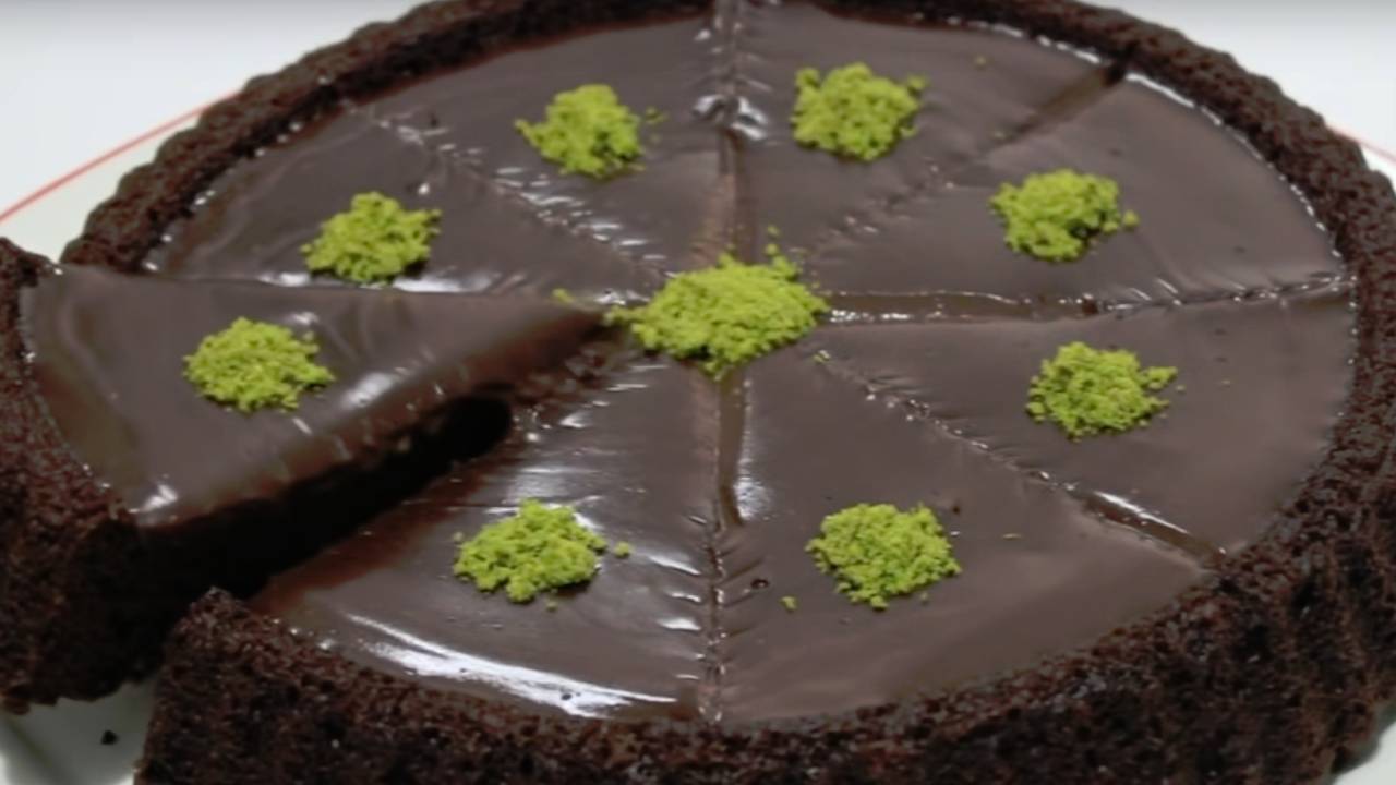 Sadece 2 yumurta ile enfes lezzet! Çikolatalı tart kek nasıl yapılır?